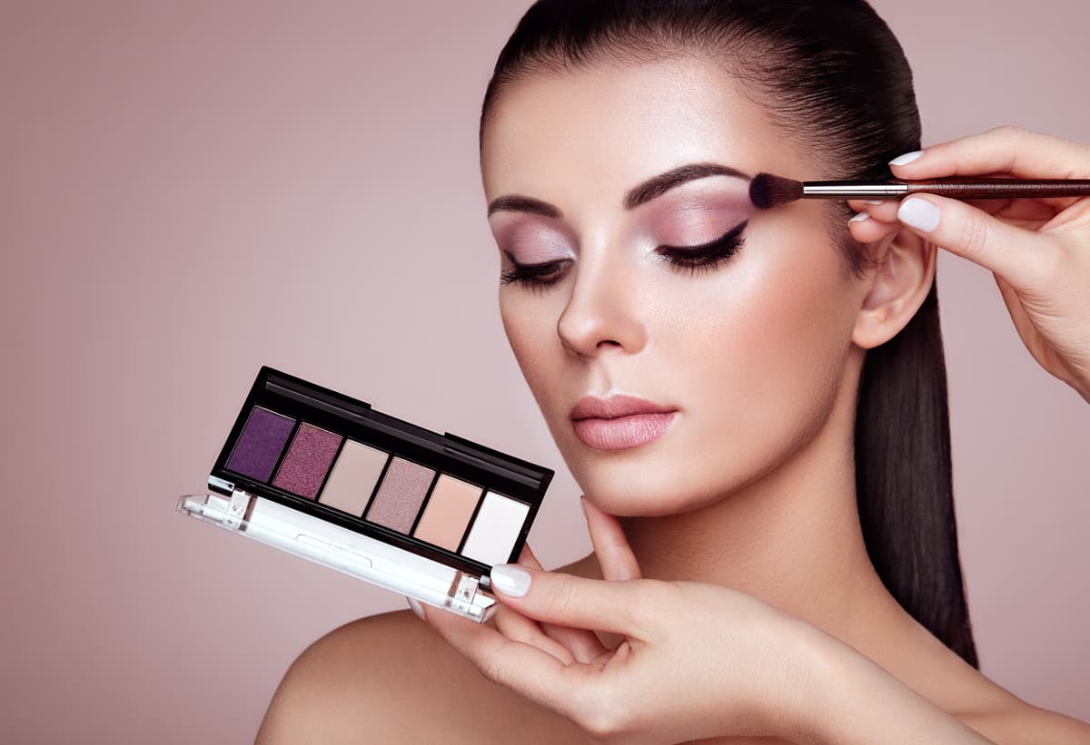 ¡Elígenos para tu maquillaje en esos días especiales!